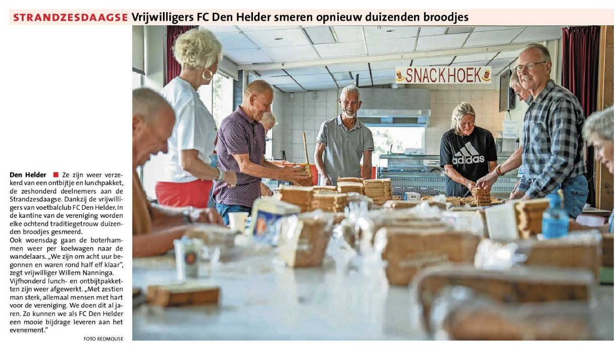 Vrijwilligers smeren broodjes!